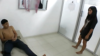 Encuentro a mi hermanastro masturbándose le ayudo dándole una buena mamada HISTORIA COMPLETA