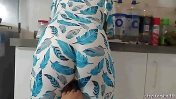 Hijastra Caliente se deja Follar con su Padrastro en la Cocina cuando su mama No Esta en casa