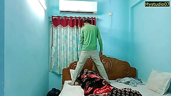 एसी मैकेनिक के साथ चीटिंग पत्नी कमबख्त और उसके पति ने उन्हें मौके पर ही पकड़ लिया !!