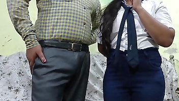 देसी लड़की का ऑफिस में पहला दिन था तो लड़की ने वर्क पूरा नहीं कर पाही तो बॉस ने ऑफिस में ही चोद दिया।हिंदी क्लियर वॉइस।