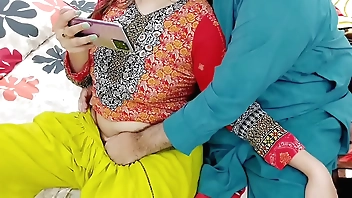 PAKISTANI REAL HUSBAND WIFE WATCHING DESI PORN ON MOBILE THAN HAVE ANAL SEX WITH CLEAR HOT HINDI AUDIO