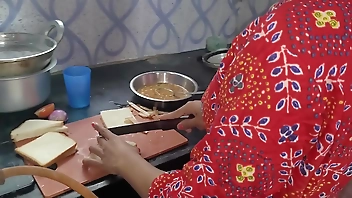 किचन मे खाना बना रही नौकरानी को देखकर मन नहीं माना तो वही पर पेलना शुरु कर दिया