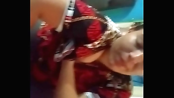 Me la jalo y ella se los unta en su cara