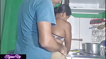 Tigresavip e o entregador tigresa fode com o menino e o marido ao mesmo tempo