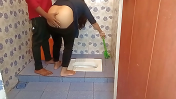 बाथरूम साफ कर रही भाभी को पकड़ कर पेल दिया ! Bhabhi XXX Sex