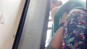 Mi hermanastra y yo follamos rápido en el balcón del apartamento.