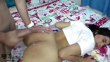 Encuentro a la nerd de mi hermanastra follandose a mi mejor amigo PARTE 2