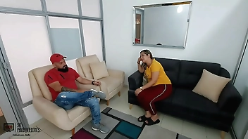 Me follo a la amiga de mi madrastra mientras le hace la visita HISTORIA COMPLETA