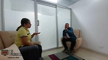 Llego a un trato con la directora del colegio de mi hijastro y termino follandome su coño HISTORIA COMPLETA