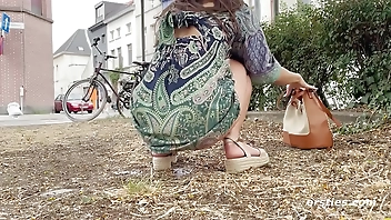 Ersties: Exhibitionist Ana Plays In Public