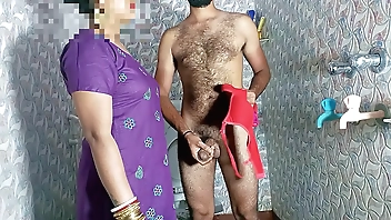 सौतेली माँ ने बाथरूम में ब्रा-पैंटी में लन्ड हिलाते पकड़ा फिर चूत चुदवा ली - पोर्न साफ हिंदी आवाज में