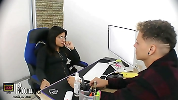 Cumplo mi fantasía de follar con un empleado y se corra en mi boca