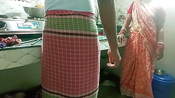 मालकिन ने खाना बनाने वाले नौकर को किचन में पटाकर चूत चुदाई कराई! साफ हिन्दी आवाज में