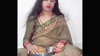 भाभी देवर के उप्पर  चढ़ने लगी