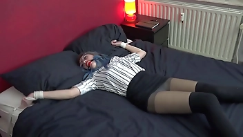 बँधा हुआ / बंधे और गले हुए / बड़े स्तन / संकट में युवती