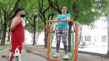 Encuentro a la puta de mi vecina en el parque y me invita a follarmela en su casa HISTORIA COMPLETA