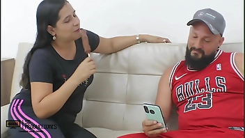 La puta de mi suegra me invita a rellenar su helado con mi propia leche