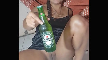 Tigresavip mostra qui sua buceta tambem abre garrafa