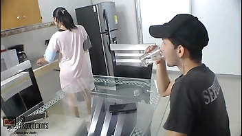 Visito a mi amigo y me follo a la puta de su mujer dejándole mi lechecita en su boca PARTE 1