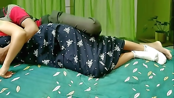 उर्वी सप्ताहांत में अपने घर पर अपने बॉस की मदद करते हुए ड्यूटी कर रही है