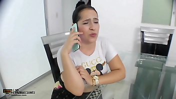 aprovecho que mi madrastra esta descansando para follarla