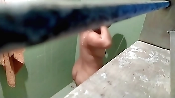 जब वह नहा रही थी तब उसने मेरी सौतेली बहन को एक छिपे हुए कैमरे से रिकॉर्ड किया था