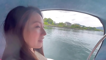 ミニスカートを履いて山梨県河口湖でボート体験