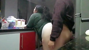 Vecina gordita me llama cuando el marido no esta