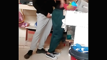 Llego a casa con ganas de follar y encuentro a mi madrastra cocinando.