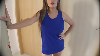 A la zorra de mi hermanastra le encanta oler mis panties