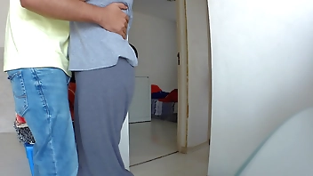 जवान लरकी ने आंटी के अंदर डाला जब वो घर पे अकेली थी