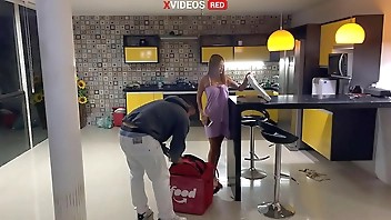 NOVINHA RECEBEU ENTREGADOR DE PIZZA SO DE TOALHA (video completo xvideos red)