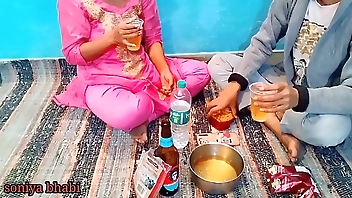 पड़ोसन को पटाया और पलंग तोड़ चूत मारी हिंदी आवाज में