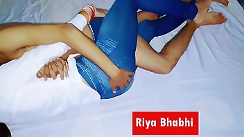 जींस पहनकर क्या मस्त लगती हो भाभी आज तो मन कर रहा हे चोदने का , हिंदी आवाज़