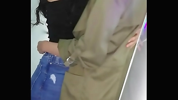 Persigo hasta el baño a mi compañera, me tiene caliente!!