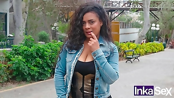 पेरू की परिपक्व महिला ने वेनेज़ुएला प्रेमी के साथ फ़्लर्ट किया