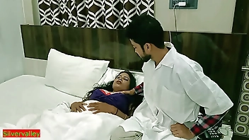 भारतीय चिकित्सा छात्र सुंदर रोगी के साथ गर्म xxx सेक्स! हिंदी वायरल सेक्स