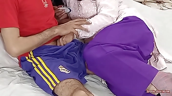 देवर का बड़ा लंड उसकी भाभी की गांड को उड़ा देता है और सारा भाभी की हिंदी मजेदार गर्म बातचीत के साथ पाकिस्तानी एरोटिक गुदा कट्टर कमबख्त के दौरान मजबूत झटके के साथ उसके गधे को गड़बड़ कर देता है