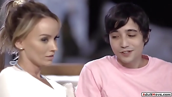 Stepson keeps stepmom going through sex