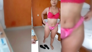 हम सभी को ऐसा ही चाहिए। (मेरे साथ प्रवेश करते हुए)