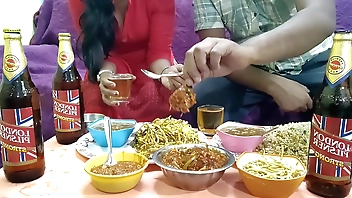 मालकिन ने साहब के लिए स्पेशल खाना बनाया और खाना खाते खाते चूत की चूदाई करली। हिंदी सेक्सी आवाज के साथ। Mumbai ashu