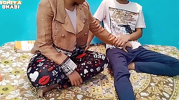 बीबी ने अपने पति को कम करने से रोका और अपनी चूत मरवाई