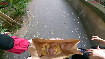 मैकडॉनल्ड्स बैग ऑफ चिप्स में सार्वजनिक रूप से डबल हैंडजॉब