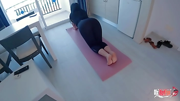 उसने अपना डिक निकाला और सौतेली माँ के गधे पर हस्तमैथुन करना शुरू कर दिया, जबकि सौतेली माँ योग कर रही थी। मिला एक मुख-मैथुन और उसके मुँह में सह