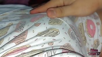 xxx देसी अपनी बहन को पोर्नो से प्रभावित करने के बाद भाई और बहन के बीच पहली शरारत। स्पष्ट हिंदी आवाज के साथ