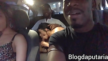 Casal inventa de foder dentro do carro do casal porra loka e acabo dando merda.: