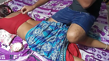 दोस्त की माँ ने पीठ मालिश के बहाने से चूत चुदाई - साफ हिंदी आवाज में   XXX Sex