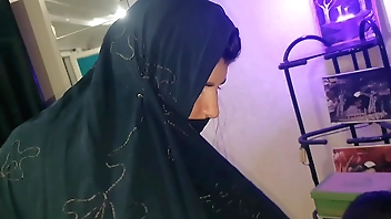 हिंदी शरणार्थी देसी तांत्रिक मालिश और सेक्स के साथ शरण देता है।  एल टोरो डी ओरोस