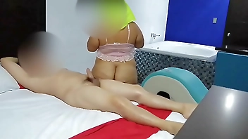 यह 40 डॉलर प्रति घंटे के लिए मेरी नग्न मालिश सेवा का दूसरा ग्राहक है।