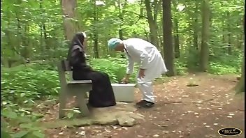 Al cimitero una suora non si lascia pregare nel farsi scopare da un medico di passaggio